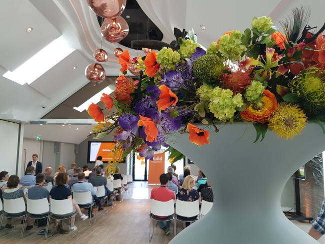 Plenaire ruimte met vaas en bloemen