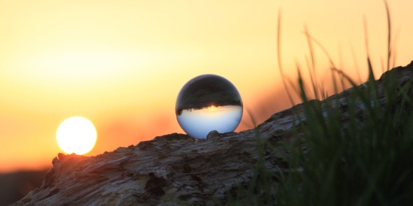 Glazen bol met achtergrond van zonsopgang
