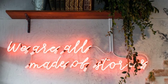 Neonletters-tekst-op-muur-leden