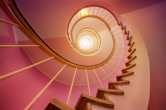 Een trappenhuis met licht