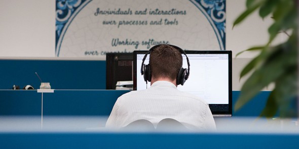 Developer aan het werk op kantoor van Procurios