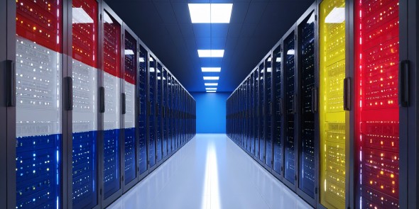 Afbeelding van een datacenter waarbij de serverkasten zijn ingekleurd met de kleuren van de Nederlandse en Belgische vlag.