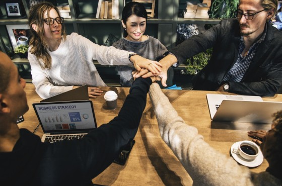 Een online community is een mooie manier om kennis te delen. Het samenwerken wordt ook makkelijker aan de hand van zo'n online community.