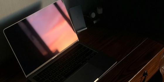 Een laptopscherm weerkaatst het zonlicht en de inhoud op het scherm is daardoor slecht te zien