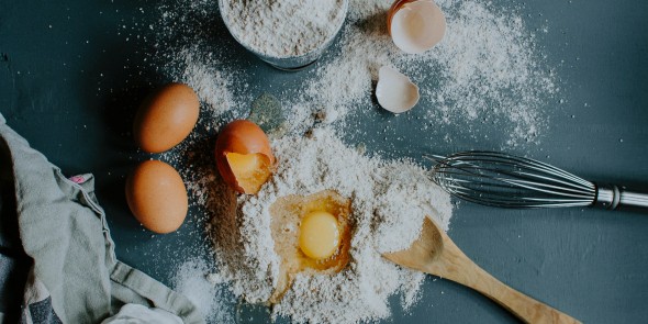 Eieren en bloem voor deeg