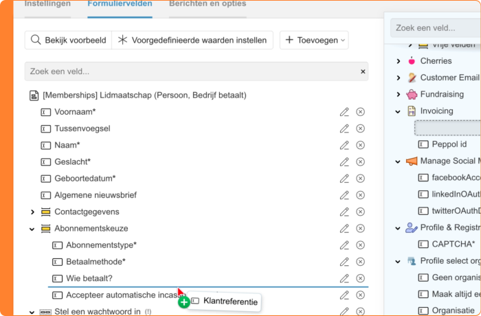 Schermafbeelding van het toevoegen van een klantreferentie aan een profiel- of registratieformulier